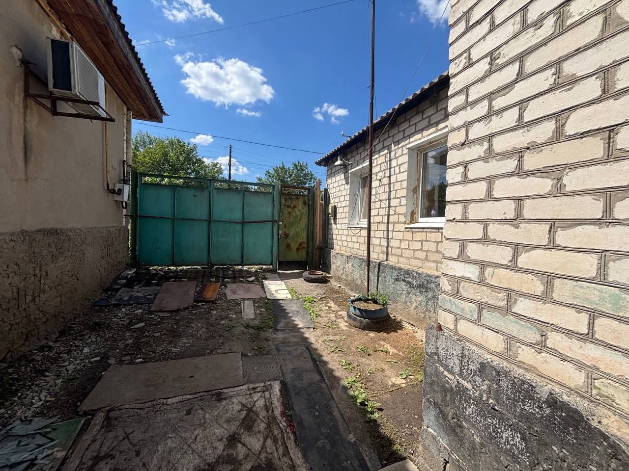 Продам дом Б.Вергунка, ул. Серова, пл.дома 58 кв.м., 3 комнаты, кухня, ванна в доме, окна мет/пластик, газ в доме, вода скважина, участок 15 соток. Цена 2 300 000₽. +79595092579