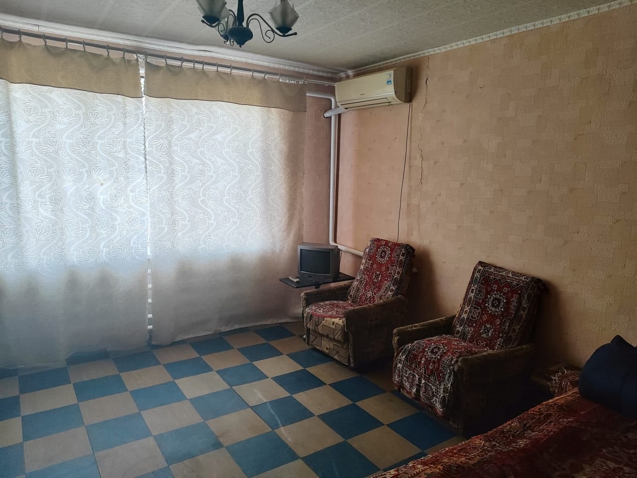 Продам 2 х комнатную квартиру в г Красный Луч Мин 3 дом 16 этаж 9 Пластиковые окна бак на 200 кондиционер газовое отопление . Отопление проведено под Пизу и под потолком чтоб было теплей. При минус -5-7 котел стоит на 3 . Крыша отремонтирована полностью. Лифт работает . Все что в квартире остаётся. 1100000 +7...