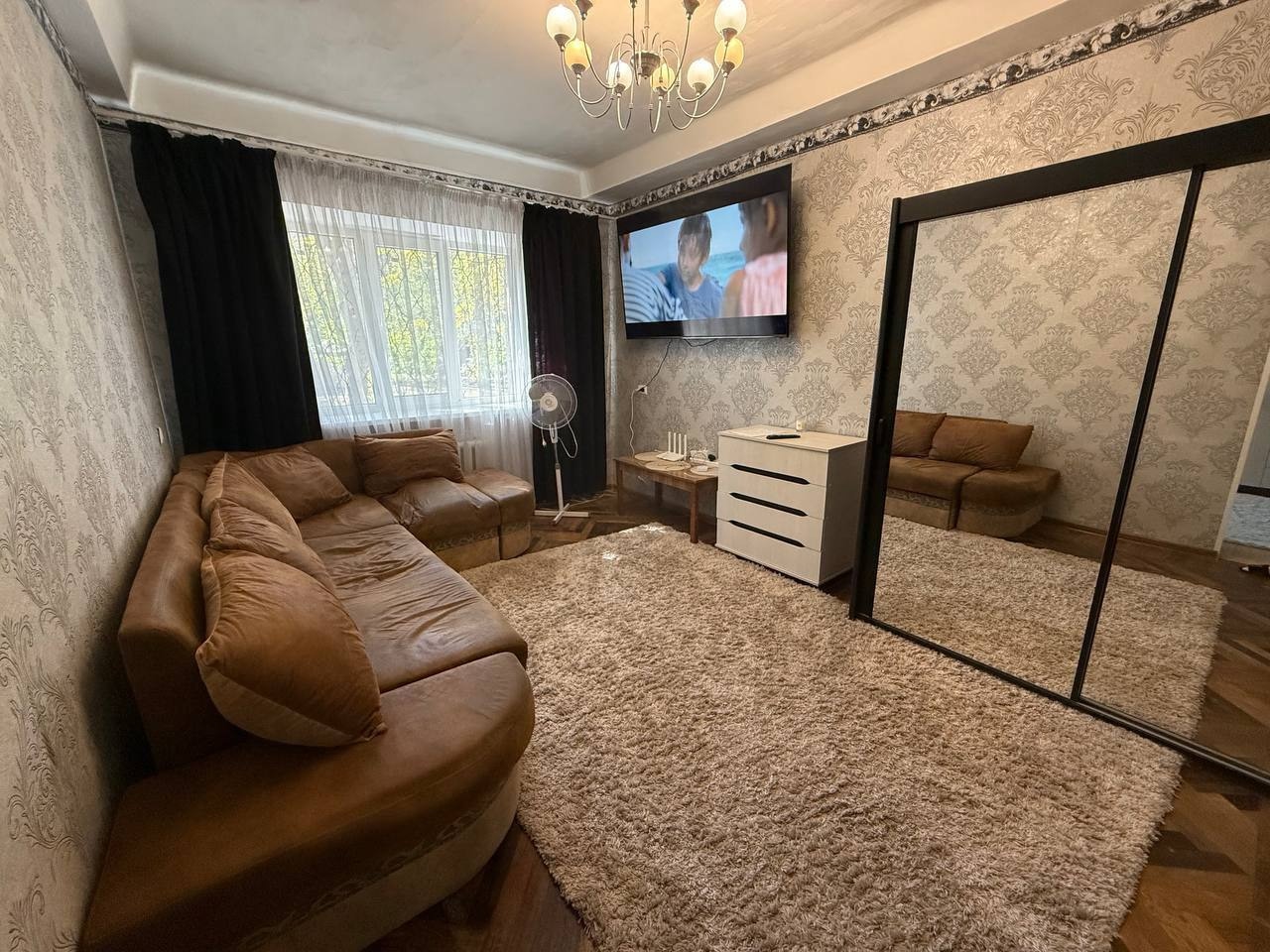 Сдам 3 комнатную квартиру в центре Луганска, ул.Алексеева (кафе Корона). Предпочтение командированные не больше 4х человек! Семейной паре, можно с детьми, ( с животными по договоренности) Есть все необходимое для проживания (3 телевизора,микр.печь,стиральная машина,пылесос,утюг,эл.чайник) Цена 65тыс.руб.+зало...