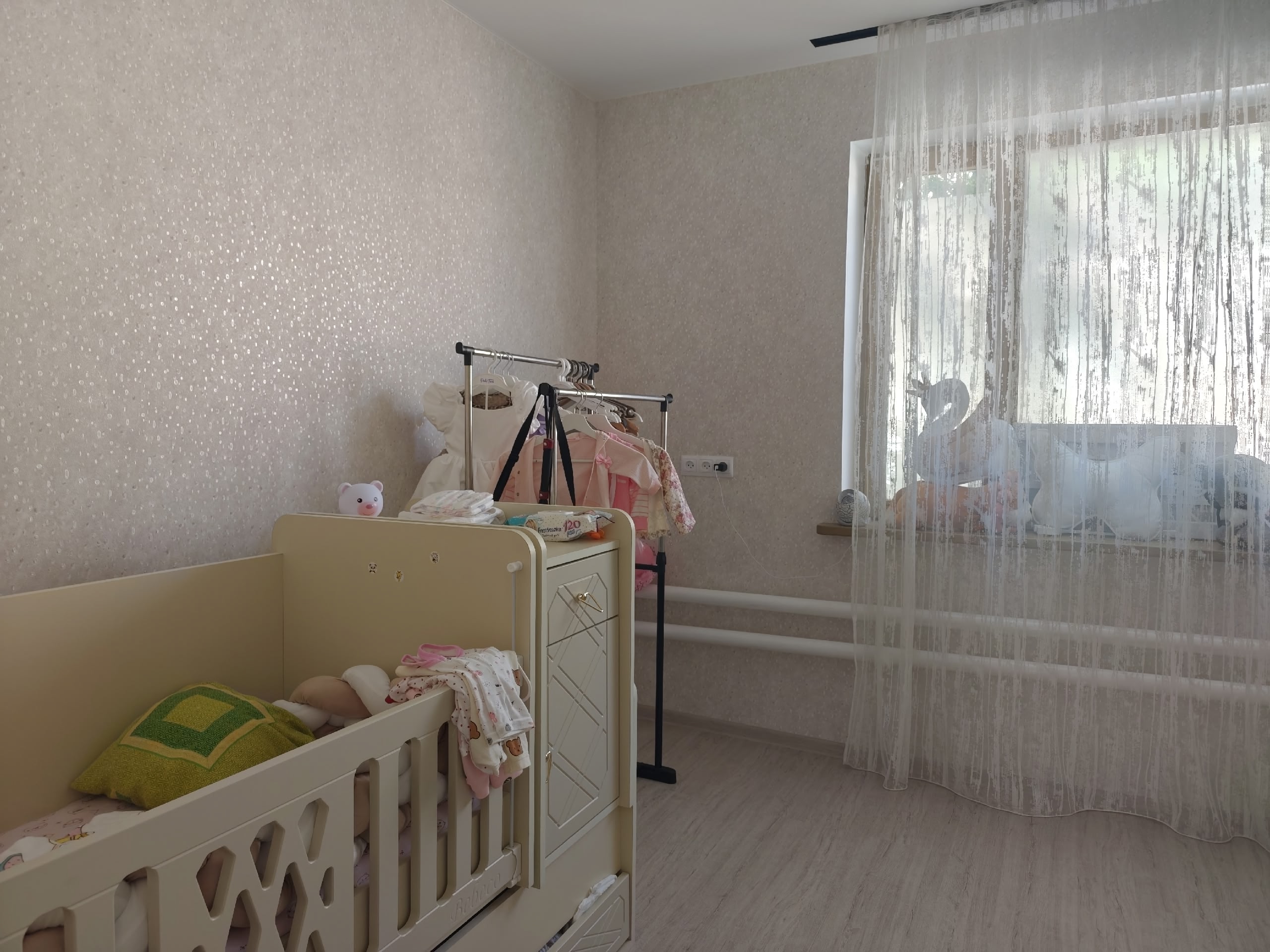 Продам красивый уютный современный жилой дом 90 КВ м . В районе ресторана Колхети. И Л соторгового.в100 метрах от транспорта. Магазинов. Дом красивый современный заходить и жить . Участок 11 соток неприват. .10000000 тел. +79595847566.+79591901505...