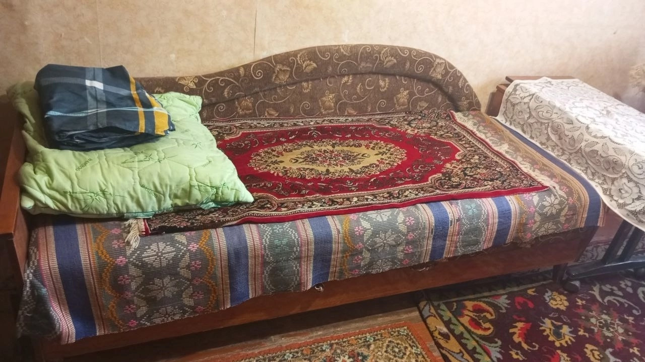 Сдам комнату в коммуналке квартал Гаевого.Имеется вся необходимая мебель, диван, шкафы, кухонная мебель, стиральная машина автомат, холодильник, бойлер, телевизор, косметический ремонт, интернет, 2 этаж.13000р+к.у.+залог+79591077666....