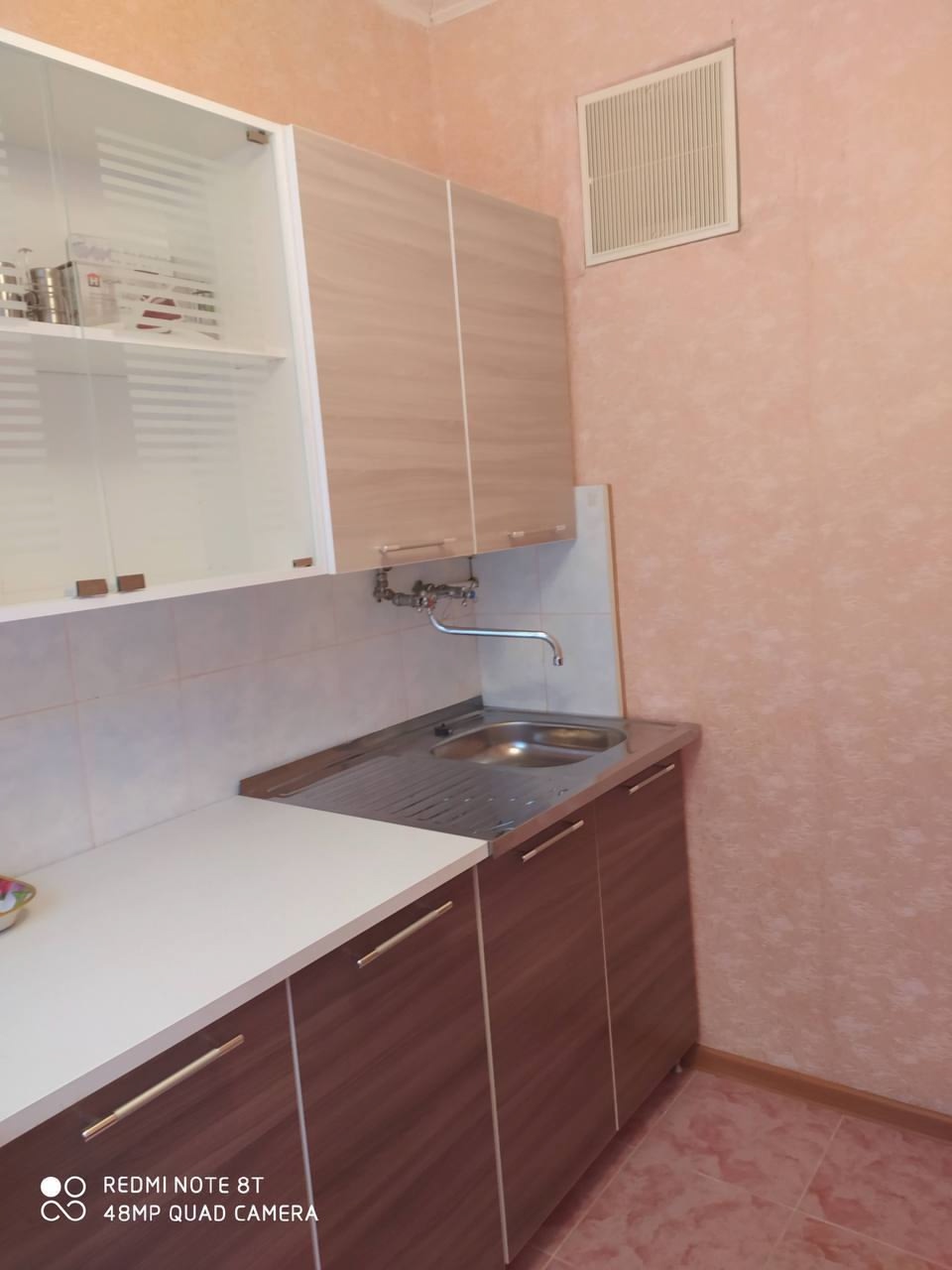 1-комнатная квартира кв. Комарова Цена: 3 400 000 руб. Город: Луганск Район: Жовтневый кв. Комарова, р-н кинотеатра Мир 1/5 эт. дома, общ. пл. 30 кв.м. Новые радиаторы, кухня-плитка, с/у совмещен, окна м/п. Чистое, уютное состояние, всё содержимое для проживания остаётся в квартире.(мебель, холодильник, стир....