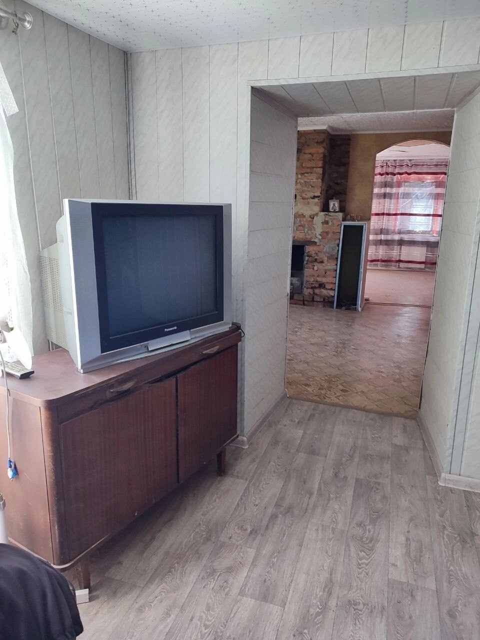 Продам каменный дом. Район-Валентиновка. Общая площадь 60м².Жилое состояние,после ремонта,газицифирован,отопление -котёл.Дом обшит сайдингом, крыша -ондулин,металлопластиковые окна,камин.Три жилые комнаты,кухня. 6 соток земли с плодово-ягодными культурами,территория огорожена.Вода на улице,есть сливная яма.Ес...