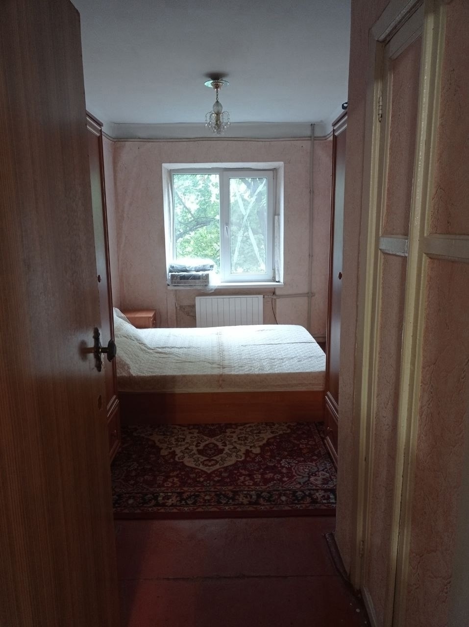 Продается 2-ух комнатная квартира в районе магазина Окей по пр.Ленина. 2/5,не угловая. ОП-38/5. Окна пластиковые, балкон остеклен деревянной рамой. Состояние среднее жилое. При необходимости остаётся мебель. Можно под маткапитал. Цена 1850000 руб.,возможен торг. +79591245605...