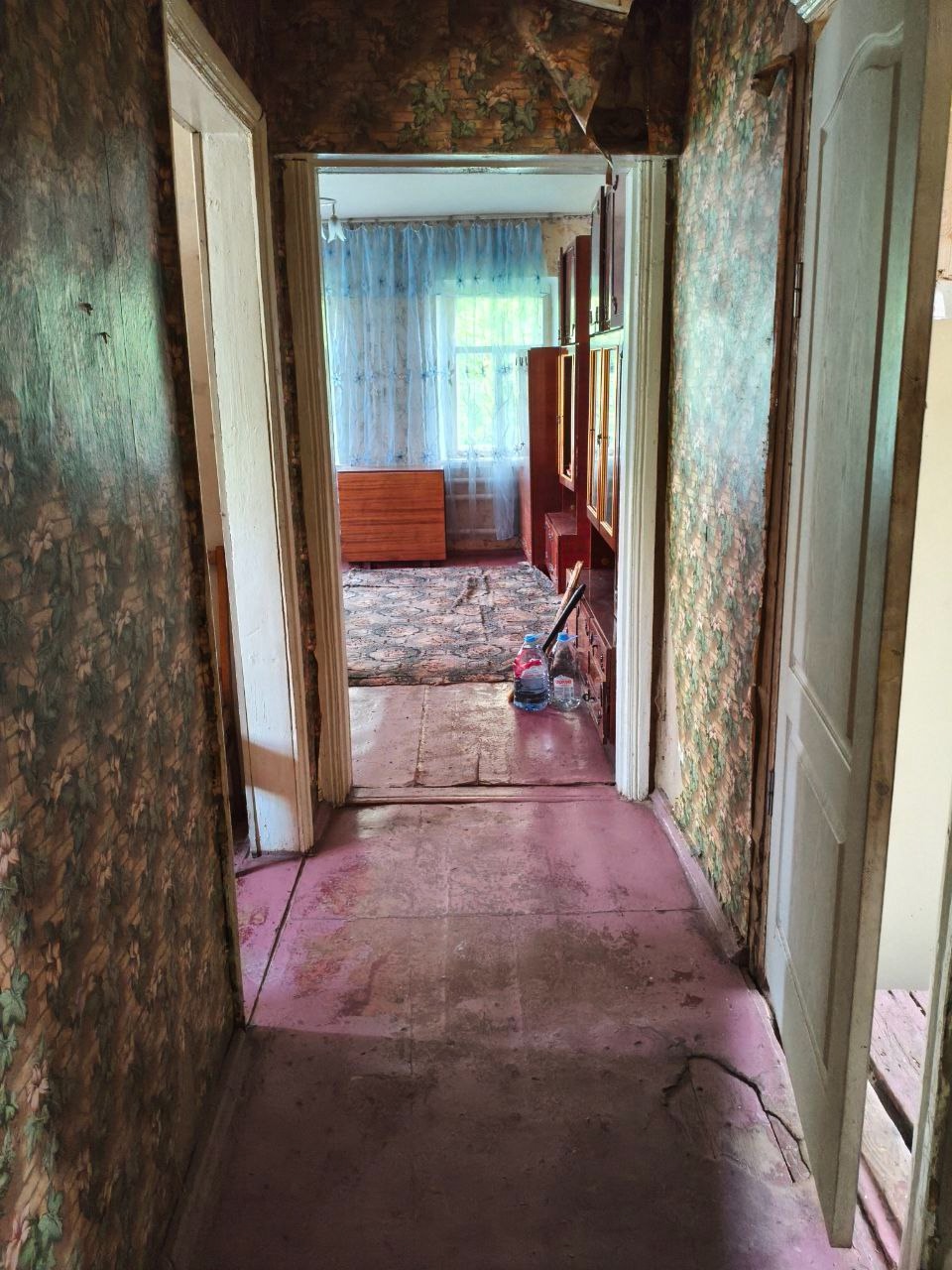 Продам дом 3-х комнатный в Станично-Луганском районе, улица красноармейская. ✅Участок 9.5 соток. Огороженный ✅Дом 57.5 м.кв ✅На участке 2 сарая , погреб, летний душ ✅Кухня 7.5 м.кв ✅Есть скважина подведена в дом, подключено и к центральному. ✅Рядом лес, чистый воздух , тихий и спокойный район. ✅Земля приват !...