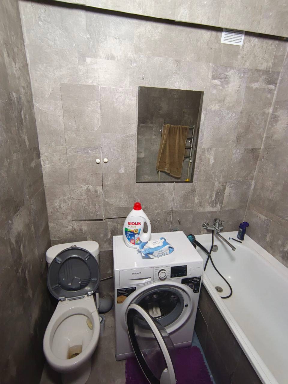 Продам 1комнатную квартиру 2этаж 5этажного дома.Общая площадь 34м2. В квартире зделан ремонт состояние заходи и живи квартира с АО двухконтурный котел. Удобное место расположение транспортная развязка , институт им Матусовского. Документы РФ. По всем вопросам: +79595025253...