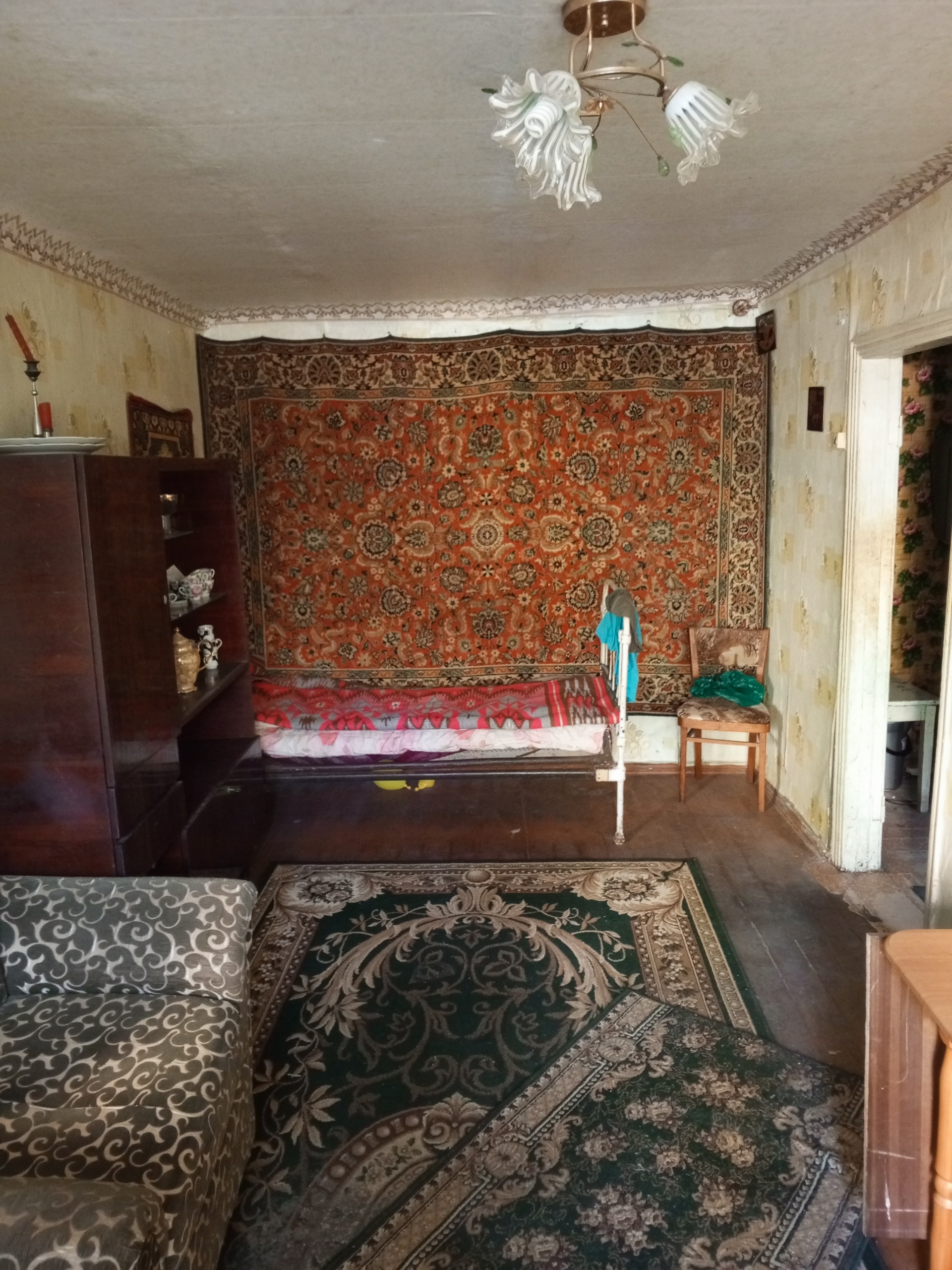 Продам 2-х комнатную квартиру в центре города Красный Луч по ул. Ленина д.5 (где ветеринарка),1й этаж,не угловая, площадью 40 кв.м. Без отопления, требуется ремонт. Долгов нет, документы в порядке. Цена 1700000, возможен торг. Все вопросы по тел. +79591262559, +79591407407...
