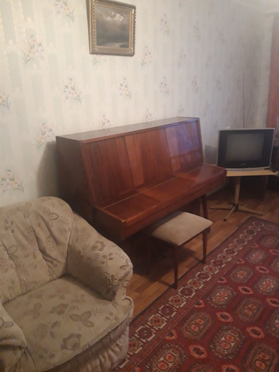 Сдам 2х ком. в центре ул. Коцюбинского Вся необходимая мебель и бытовая техника: холодильник, печь, бойлер, стиралка-автомат, микроволновка интернет. Застекленная лоджия. изолированные комнаты. Цена 40 000 рублей +ком. услуги +залог Сдает А. Н. Варианты +7959 111 7677...