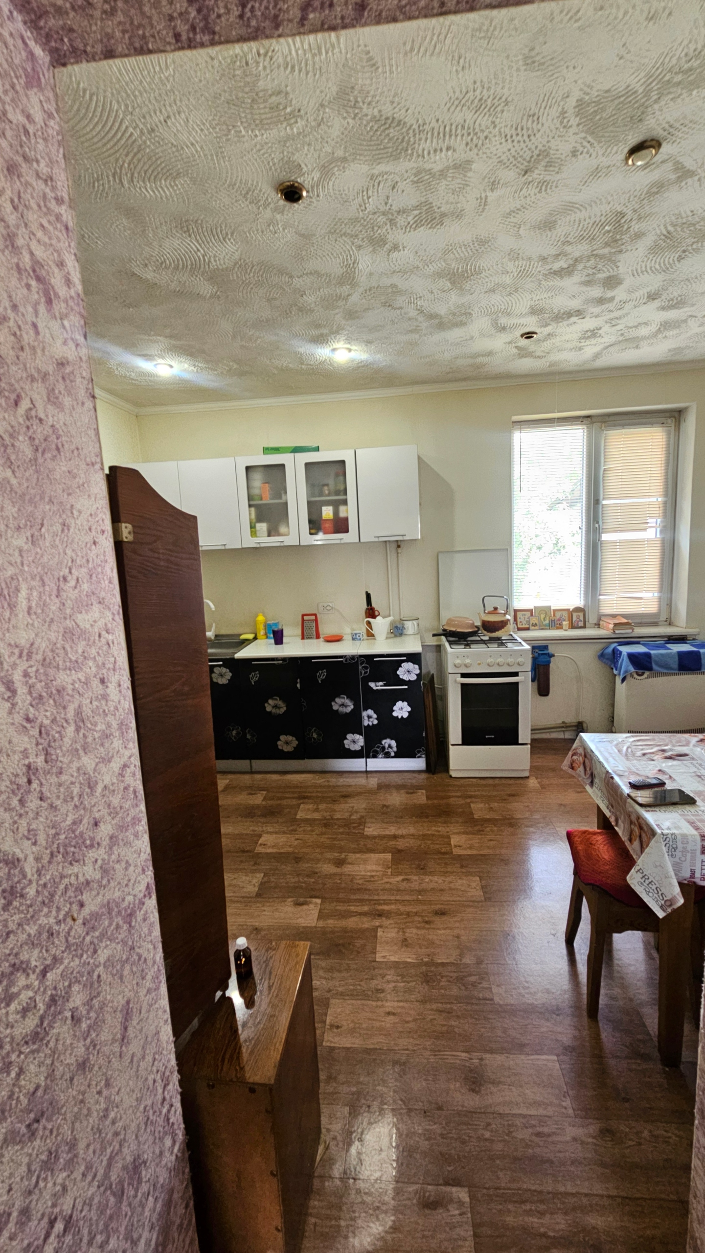🏡Продаётся 1/2 часть дома в Свердловске, ул. Украинская, р-н Автовокзала — отличное расположение. 📐Площадь: =87 м2. Планировка: 2 спальни , зал , гостиная , просторная кухня , большой санузел . 🛠Газовое индивидуальное отопление. Есть скважина. Все окна металлопластиковые. Крышу меняли. На полу — ламинат и лин...